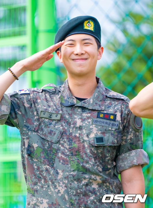 [OSEN=춘천, 박준형 기자] 그룹 방탄소년단(BTS) RM(30·본명 김남준)과 뷔(29·본명 김태형)가 10일 전역했다. 지난 2023년 12월 입대한 RM과 뷔는 각각 육군 제15보병사단, 육군 제2군단 군사경찰 특수임무대에서 군 복무를 이어왔다. 이후 약 1년 7개월 동안 병역의 의무를 마치고 전역하게 됐다. BTS 뷔가 전역식을 마치고 인사하고 있다.   2025.06.10 / soul1014@osen.co.kr