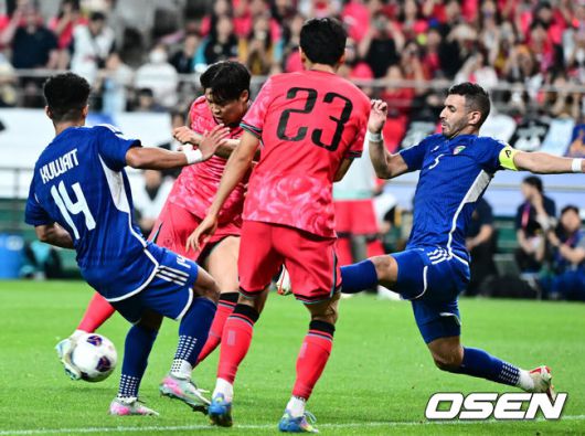 [OSEN=서울월드컵경기장, 지형준 기자] 홍명보 감독이 이끄는 축구대표팀이 10일 서울월드컵경기장에서 쿠웨이트와 2026 국제축구연맹(FIFA) 북중미 월드컵 아시아 3차 예선 조별리그 B조 10차전 최종전을 펼쳤다.한국은 지난 6일 이라크와 원정 9차전에서 2-0으로 승리하며 전세계에서 6번째, 아시아에서 최초로 11회 연속 월드컵 본선 진출의 역사를 썼다. B조에선 1위(승점 19점) 한국과 2위(승점 16점) 요르단이 월드컵에 직행한다.후반 한국 오현규가 골을 성공시키고 있다. 2025.06.10 /jpnews@osen.co.kr