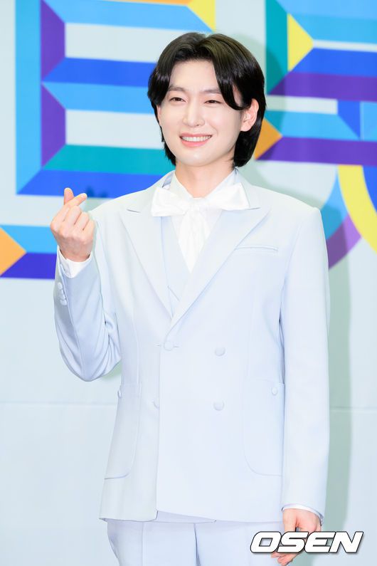 [OSEN=이대선 기자] 24일 스탠포드호텔 서울에서 TV조선 ‘미스터트롯3’ TOP7 기자간담회가 열렸다.'미스터트롯3'은 지난해 12월 19일부터 올해 3월 13일까지 방영됐다. 마지막화 시청률 19.1%를 기록하며 성황리에 종영했다. TOP7의 첫 공식 활동인 '미스터트롯3 갈라쇼' 1회는 시청률 9.7%로 지상파, 종편, 케이블 포함 동시간대 시청률 1위를 기록했다.미스터트롯3 TOP7 김용빈이 포토타임을 가지고 있다. 2025.03.24 / sunday@osen.co.kr