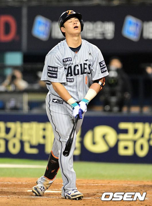 [OSEN=잠실, 지형준 기자] 28일 오후 서울 잠실구장에서 ‘2025 신한 SOL Bank KBO리그’ LG 트윈스와 한화 이글스의 경기가 열렸다. 연장 11회초 1사 1루에서 한화 노시환이 삼진으로 물러나며 아쉬워하고 있다. 2025.05.28 /jpnews@osen.co.kr