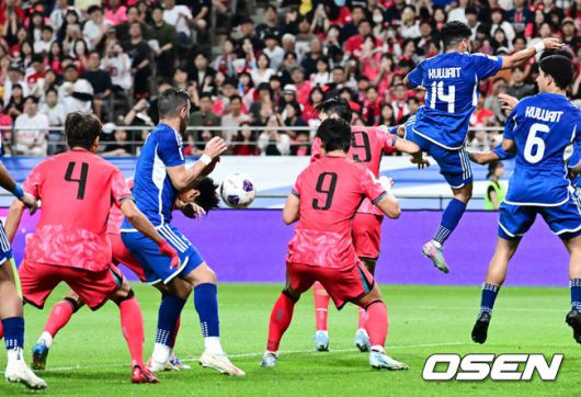 [OSEN=서울월드컵경기장, 지형준 기자] 홍명보 감독이 이끄는 축구대표팀이 10일 서울월드컵경기장에서 쿠웨이트와 2026 국제축구연맹(FIFA) 북중미 월드컵 아시아 3차 예선 조별리그 B조 10차전 최종전을 펼쳤다.한국은 지난 6일 이라크와 원정 9차전에서 2-0으로 승리하며 전세계에서 6번째, 아시아에서 최초로 11회 연속 월드컵 본선 진출의 역사를 썼다. B조에선 1위(승점 19점) 한국과 2위(승점 16점) 요르단이 월드컵에 직행한다.전반 한국 전진우가 헤더 선제골을 상공시키고 있다. 2025.06.10 /jpnews@osen.co.kr