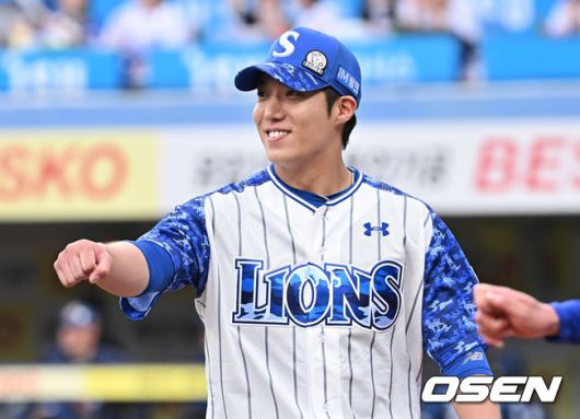 [OSEN=대구, 이석우 기자] 6일 대구삼성라이온즈파크에서 2025 신한 SOL 뱅크 KBO 리그 삼성 라이온즈와 NC 다이노스의 경기가 열렸다. 홈팀 삼성은 원태인이, 방문팀 NC는 김녹원이 선발 출전했다. 삼성 라이온즈 원태인이 6회초 수비를 마치고 하이파이브를 하고 있다. 2025.06.06 / foto0307@osen.co.kr