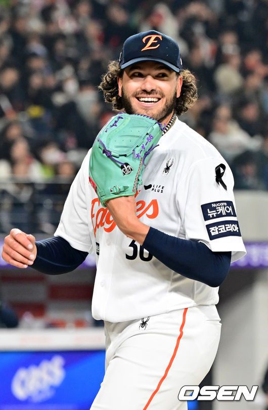 [OSEN=대전, 민경훈 기자] 3일 오후 대전한화생명볼파크에서 ‘2025 신한 SOL Bank KBO리그’ 한화 이글스와 롯데 자이언츠의 경기가 열렸다.홈팀 한화는 폰세를, 어웨이팀 롯데는 나균안을 선발로 내세웠다.4회초를 마친 한화 선발 폰세가 덕아웃으로 향하며 미소짓고 있다. 2025.04.03 / rumi@osen.co.kr