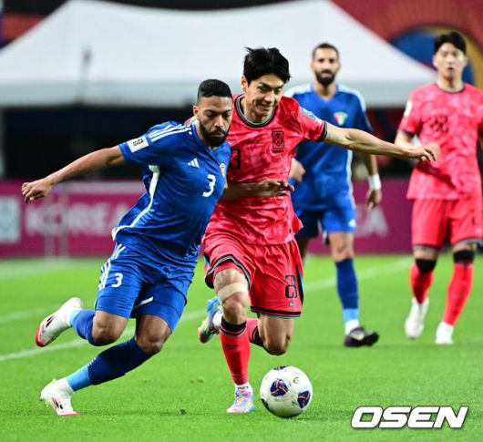 [OSEN=서울월드컵경기장, 지형준 기자] 홍명보 감독이 이끄는 축구대표팀이 10일 서울월드컵경기장에서 쿠웨이트와 2026 국제축구연맹(FIFA) 북중미 월드컵 아시아 3차 예선 조별리그 B조 10차전 최종전을 펼쳤다.한국은 지난 6일 이라크와 원정 9차전에서 2-0으로 승리하며 전세계에서 6번째, 아시아에서 최초로 11회 연속 월드컵 본선 진출의 역사를 썼다. B조에선 1위(승점 19점) 한국과 2위(승점 16점) 요르단이 월드컵에 직행한다.전반 한국 전진우가 수비를 하고 있다. 2025.06.10 /jpnews@osen.co.kr