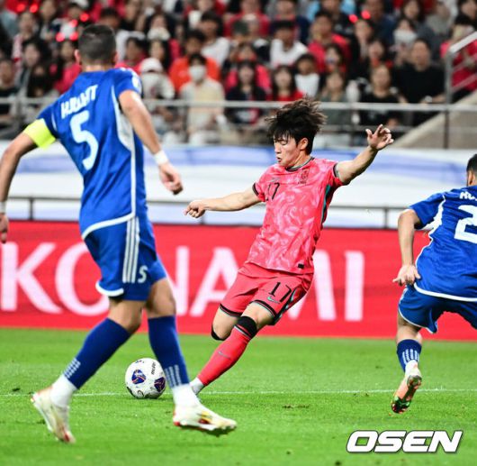 [OSEN=서울월드컵경기장, 지형준 기자] 홍명보 감독이 이끄는 축구대표팀이 10일 서울월드컵경기장에서 쿠웨이트와 2026 국제축구연맹(FIFA) 북중미 월드컵 아시아 3차 예선 조별리그 B조 10차전 최종전을 펼쳤다.한국은 지난 6일 이라크와 원정 9차전에서 2-0으로 승리하며 전세계에서 6번째, 아시아에서 최초로 11회 연속 월드컵 본선 진출의 역사를 썼다. B조에선 1위(승점 19점) 한국과 2위(승점 16점) 요르단이 월드컵에 직행한다.전반 한국 배준호가 슛을 시도하고 있다. 2025.06.10 /jpnews@osen.co.kr