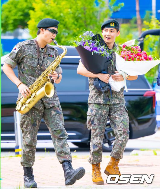[OSEN=춘천, 박준형 기자] 그룹 방탄소년단(BTS) RM(30·본명 김남준)과 뷔(29·본명 김태형)가 10일 전역했다. 지난 2023년 12월 입대한 RM과 뷔는 각각 육군 제15보병사단, 육군 제2군단 군사경찰 특수임무대에서 군 복무를 이어왔다. 이후 약 1년 7개월 동안 병역의 의무를 마치고 전역하게 됐다. BTS RM이 전역식을 마치고 인사하고 있다.   2025.06.10 / soul1014@osen.co.kr
