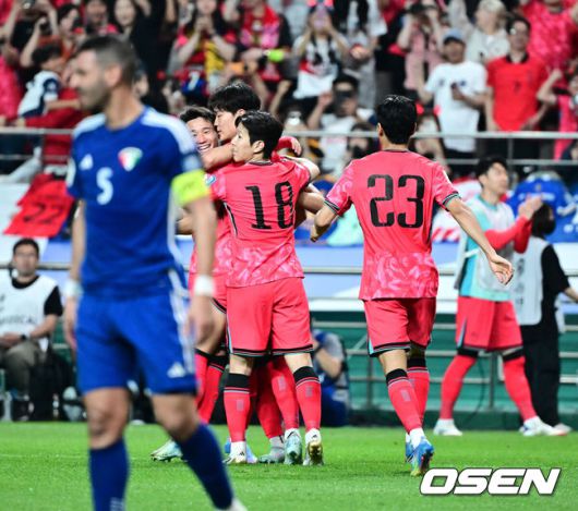 [OSEN=서울월드컵경기장, 지형준 기자] 홍명보 감독이 이끄는 축구대표팀이 10일 서울월드컵경기장에서 쿠웨이트와 2026 국제축구연맹(FIFA) 북중미 월드컵 아시아 3차 예선 조별리그 B조 10차전 최종전을 펼쳤다.한국은 지난 6일 이라크와 원정 9차전에서 2-0으로 승리하며 전세계에서 6번째, 아시아에서 최초로 11회 연속 월드컵 본선 진출의 역사를 썼다. B조에선 1위(승점 19점) 한국과 2위(승점 16점) 요르단이 월드컵에 직행한다.후반 한국 오현규가 골을 성공시키며 동료선수들과 기뻐하고 있다. 2025.06.10 /jpnews@osen.co.kr