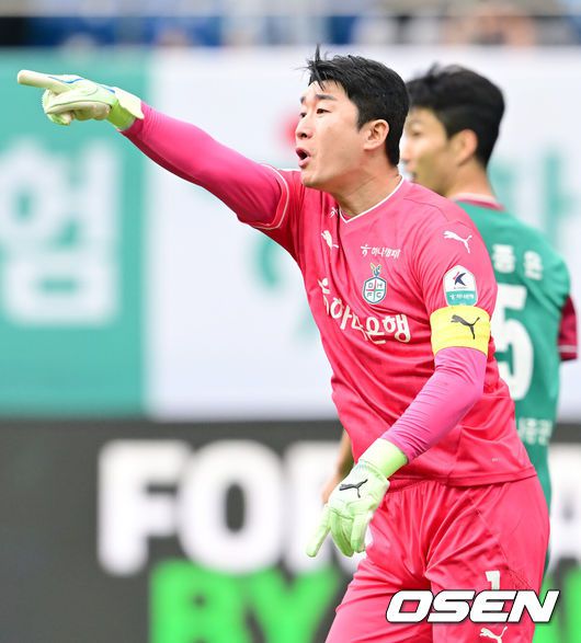 [OSEN=대전, 김성락 기자] 3일 오후 대전 유성구 대전월드컵경기장에서 ‘하나은행 K리그1 2025’ 11라운드 대전 하나 시티즌과 FC 안양의 경기가 열렸다. 대전은 7승 2무 2패로 리그 1위를, 안양은 5승 0무 6패로 리그 6위를 기록하고 있다. 전반 대전 이창근이 동료 선수와 이야기를 나누고 있다. 2025.05.03 / ksl0919@osen.co.kr