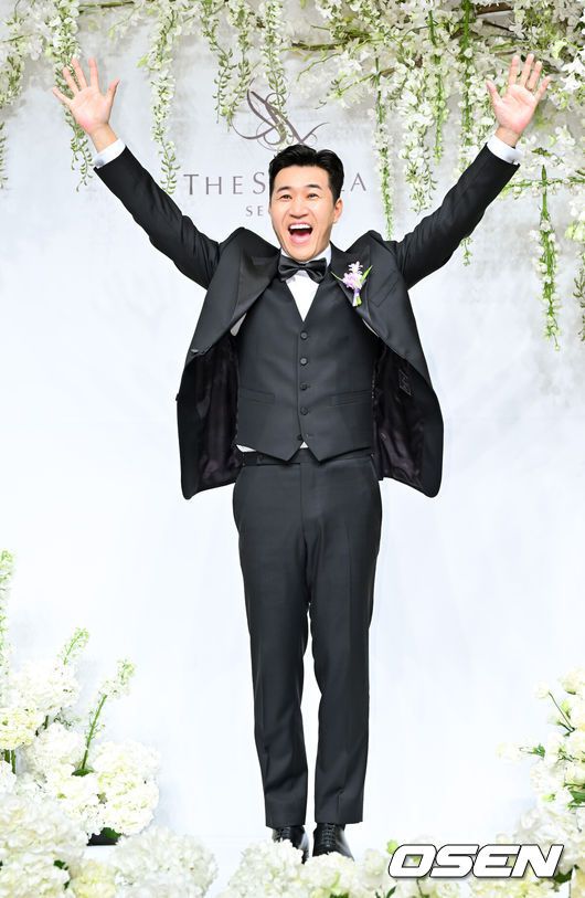 [OSEN=박준형 기자] 가수 김종민은 20일 서울 중구 장충동 신라호텔 영빈관에서 11살 연하 예비 신부와 결혼식을 올린다.예비 신부가 비연예인인 만큼 혼자 포토월에 서는 김종민은 간단한 인터뷰에 응하며 간단한 소감을 전했다. 김종민이 포즈를 취하고 있다.   2025.04.20 / soul1014@osen.co.kr