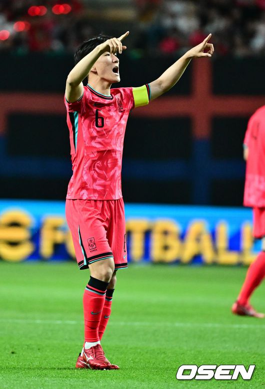 [OSEN=서울월드컵경기장, 지형준 기자] 홍명보 감독이 이끄는 축구대표팀이 10일 서울월드컵경기장에서 쿠웨이트와 2026 국제축구연맹(FIFA) 북중미 월드컵 아시아 3차 예선 조별리그 B조 10차전 최종전을 펼쳤다.한국은 지난 6일 이라크와 원정 9차전에서 2-0으로 승리하며 전세계에서 6번째, 아시아에서 최초로 11회 연속 월드컵 본선 진출의 역사를 썼다. B조에선 1위(승점 19점) 한국과 2위(승점 16점) 요르단이 월드컵에 직행한다.전반 한국 황인범이 동료선수들을 독려하고 있다. 2025.06.10 /jpnews@osen.co.kr