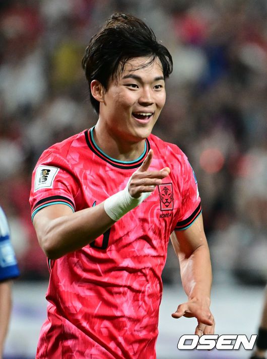 [OSEN=상암, 조은정 기자]10일 서울 마포구 서울월드컵경기장에서 2026 국제축구연맹(FIFA) 북중미 월드컵 아시아 3차 예선 B조 10차전 대한민국 남자 축구 대표팀과 쿠웨이트의 경기가 열렸다.한국은 지난 6일 이라크 원정에서 2-0 완승과 함께 5승 4무(승점 19)로 조 2위 이상을 확정, 11회 연속 월드컵 본선 진출을 조기 확정지었다.후반 한국 오현규가 팀의 세 번째 골을 넣은 뒤 기뻐하고 있다. 2025.06.10 /cej@osen.co.kr