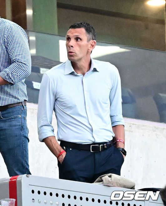 [OSEN=서울월드컵경기장, 지형준 기자] 홍명보 감독이 이끄는 축구대표팀이 10일 서울월드컵경기장에서 쿠웨이트와 2026 국제축구연맹(FIFA) 북중미 월드컵 아시아 3차 예선 조별리그 B조 10차전 최종전을 펼쳤다.한국은 지난 6일 이라크와 원정 9차전에서 2-0으로 승리하며 전세계에서 6번째, 아시아에서 최초로 11회 연속 월드컵 본선 진출의 역사를 썼다. B조에선 1위(승점 19점) 한국과 2위(승점 16점) 요르단이 월드컵에 직행한다.전북 포옛 감독이 경기를 관전하고 있다. 2025.06.10 /jpnews@osen.co.kr