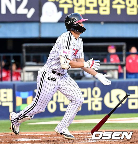 [OSEN=잠실, 지형준 기자] 11일 오후 서울 잠실구장에서 ‘2025 신한 SOL Bank KBO리그’ LG 트윈스와 SSG 랜더스의 경기가 열렸다.LG는 에르난데스, SSG는 화이트를 선발로 내세웠다2회말 2사 1루에서 LG 이영빈이 동점 1타점 적시 3루타를 날리고 있다. 2025.06.11 /jpnews@osen.co.kr