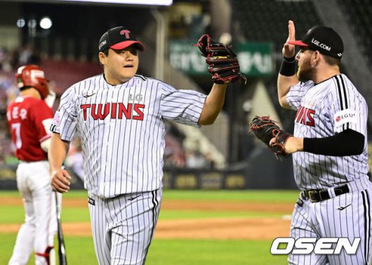 [OSEN=잠실, 지형준 기자] 11일 오후 서울 잠실구장에서 ‘2025 신한 SOL Bank KBO리그’ LG 트윈스와 SSG 랜더스의 경기가 열렸다.LG는 에르난데스, SSG는 화이트를 선발로 내세웠다8회초 2사 1,2루에서 LG 장현식이 SSG 최준우를 1루 땅볼로 처리하며 오스틴과 하이파이브를 하고 있다. 2025.06.11 /jpnews@osen.co.kr