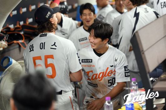 한화 라이언 와이스가 7회 이닝을 마친 뒤 실수를 한 이원석을 격려하고 있다. /한화 이글스 제공