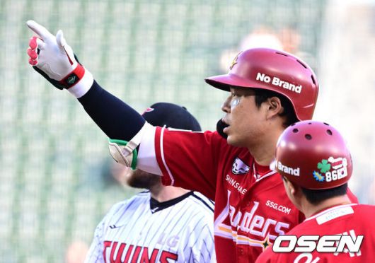 [OSEN=잠실, 지형준 기자] 11일 오후 서울 잠실구장에서 ‘2025 신한 SOL Bank KBO리그’ LG 트윈스와 SSG 랜더스의 경기가 열렸다.LG는 에르난데스, SSG는 화이트를 선발로 내세웠다2회초 무사에서 SSG 한유섬이 좌전 안타를 날리며 기뻐하고 있다. 2025.06.11 /jpnews@osen.co.kr