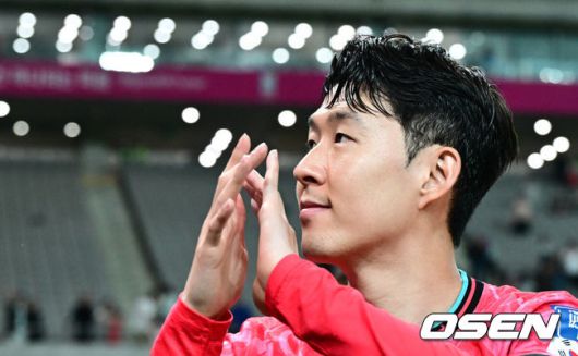 [OSEN=상암, 조은정 기자]대한민국 대표팀이 무려 15년 만에 패배 없이 최종예선을 마무리했다.홍명보 감독이 이끄는 대한민국축구 국가대표팀은 10일 서울월드컵경기장에서 열린2026 국제축구연맹(FIFA) 북중미 월드컵 아시아지역 최종예선 3차 예선 B조 10차전에서 쿠웨이트와 맞붙어 4-0으로 대승했다.대표팀 손흥민이 관중을 향해 인사를 하고 있다. 2025.06.10 /cej@osen.co.kr