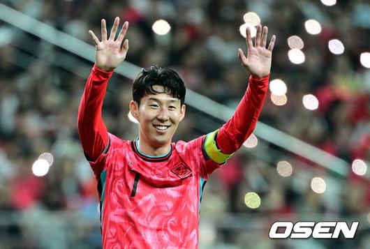 [OSEN=서울월드컵경기장, 조은정 기자]10일 서울 마포구 서울월드컵경기장에서 2026 국제축구연맹(FIFA) 북중미 월드컵 아시아 3차 예선 B조 10차전 대한민국 남자 축구 대표팀과 쿠웨이트의 경기가 열렸다.한국은 지난 6일 이라크 원정에서 2-0 완승과 함께 5승 4무(승점 19)로 조 2위 이상을 확정, 11회 연속 월드컵 본선 진출을 조기 확정지었다.후반 한국 손흥민이 슛에 실패한 황인범이 아쉬워하자 격려하고 있다. 2025.06.10 /cej@osen.co.kr