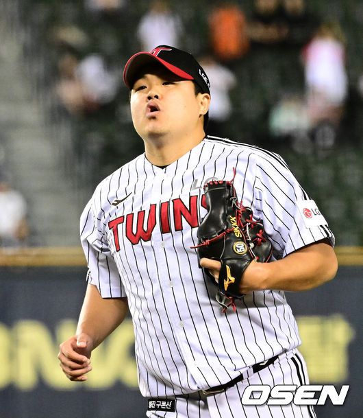 [OSEN=잠실, 지형준 기자] 11일 오후 서울 잠실구장에서 ‘2025 신한 SOL Bank KBO리그’ LG 트윈스와 SSG 랜더스의 경기가 열렸다.LG는 에르난데스, SSG는 화이트를 선발로 내세웠다8회초 2사 1,2루에서 LG 장현식이 SSG 최준우를 1루 땅볼로 처리하며 숨을 몰아쉬고 있다. 2025.06.11 /jpnews@osen.co.kr