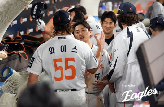 한화 라이언 와이스가 7회 이닝을 마친 뒤 실수를 한 이원석을 격려하고 있다. /한화 이글스 제공