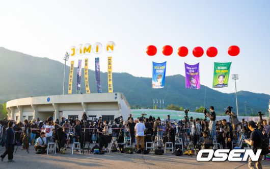 [OSEN=연천, 박준형 기자] 그룹 방탄소년단(BTS)의 지민과 정국이 11일 1년 6개월 간의 군 복무를 마치고 전역했다.지민과 정국은 지난 2023년 12월 육군 현역으로 동반입대해 육군 5사단 포병여단에서 복무해왔다. 팀의 맏형 진은 작년 6월, 제이홉은 작년 10월,RM과 뷔는 전날 각각 전투복을 벗었다. 슈가는 21일 소집해제를 앞두고 있다.수많은 팬들과 취재진들이 BTS 지민과 정국을 기다리고 있다. 2025.06.11 / soul1014@osen.co.kr