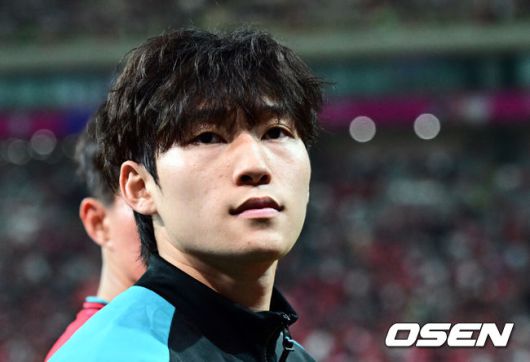 [OSEN=상암, 조은정 기자]서울월드컵경기장이 화려한 골 폭죽으로 물들었다. 홍명보호가 월드컵 예선 마지막 경기에서 팬들에게 시원한 대승을 선물했다.홍명보 감독이 이끄는 대한민국 축구대표팀은 10일 오후 8시 서울월드컵경기장에서 열린 2026 국제축구연맹(FIFA) 북중미 월드컵 아시아 3차 예선 조별리그 B조 10차전 최종전에서 쿠웨이트를 4-0으로 격파했다.한국 배준호가 경기 종료 후 관중석을 바라보고 있다. 2025.06.10 /cej@osen.co.kr