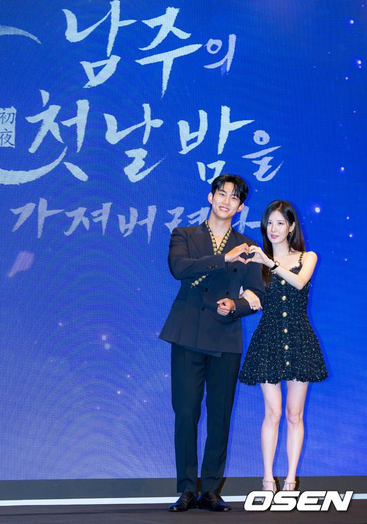 [OSEN=민경훈 기자]  11일 오후 서울 신도림 디큐브시티 내 더 세인트에서 KBS 2TV 새 수목드라마 '남주의 첫날밤을 가져버렸다'(극본 전선영, 연출 이웅희) 제작발표회가 진행됐다.가수 겸 배우 서현과 옥택연의 만남으로 화제를 모은 이 작품은 평범한 여대생의 영혼이 깃든 로맨스 소설 속 병풍 단역이 소설 최강 집착남주와 하룻밤을 보내며 펼쳐지는 로맨스 판타지다. 동명의 웹소설을 원작으로 한다.배우 옥택연과 서현이 무대 위에서 포즈를 취하고 있다. 2025.06.11 / rumi@osen.co.kr