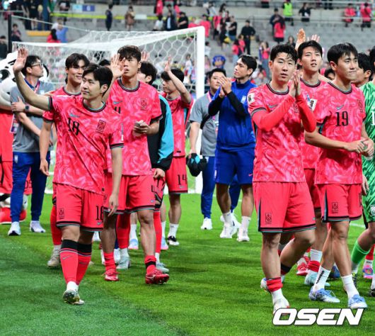 [OSEN=서울월드컵경기장, 지형준 기자] 대한민국 대표팀이 무려 15년 만에 패배 없이 최종예선을 마무리했다.홍명보 감독이 이끄는 대한민국축구 국가대표팀은 10일 서울월드컵경기장에서 열린2026 국제축구연맹(FIFA) 북중미 월드컵 아시아지역 최종예선 3차 예선 B조 10차전에서 쿠웨이트와 맞붙어 4-0으로 대승했다.이번 승리로 한국은 승점 22점(6승 4무)을 만들면서 패배 없이 최종예선을 마쳤다.경기를 마치고 축구대표팀이 팬들에게 인사를 하고 있다. 2025.06.10 /jpnews@osen.co.kr