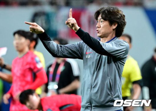 [OSEN=상암, 조은정 기자]10일 서울 마포구 서울월드컵경기장에서 2026 국제축구연맹(FIFA) 북중미 월드컵 아시아 3차 예선 B조 10차전 대한민국 남자 축구 대표팀과 쿠웨이트의 경기가 열렸다.한국은 지난 6일 이라크 원정에서 2-0 완승과 함께 5승 4무(승점 19)로 조 2위 이상을 확정, 11회 연속 월드컵 본선 진출을 조기 확정지었다.한국 홍명보 감독이 작전을 지시하고 있다. 2025.06.10 /cej@osen.co.kr