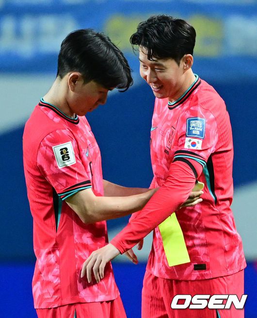 [OSEN=서울월드컵경기장, 조은정 기자]10일 서울 마포구 서울월드컵경기장에서 2026 국제축구연맹(FIFA) 북중미 월드컵 아시아 3차 예선 B조 10차전 대한민국 남자 축구 대표팀과 쿠웨이트의 경기가 열렸다.한국은 지난 6일 이라크 원정에서 2-0 완승과 함께 5승 4무(승점 19)로 조 2위 이상을 확정, 11회 연속 월드컵 본선 진출을 조기 확정지었다.후반 교체투입된 한국 손흥민이 황인범에게 완장을 건네받고 있다. 2025.06.10 /cej@osen.co.kr