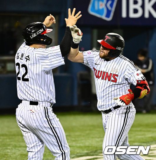 [OSEN=잠실, 지형준 기자] 11일 오후 서울 잠실구장에서 ‘2025 신한 SOL Bank KBO리그’ LG 트윈스와 SSG 랜더스의 경기가 열렸다.LG는 에르난데스, SSG는 화이트를 선발로 내세웠다7회말 1사 1루에서 LG 오스틴이 좌월 투런포를 날리며 김현수와 기뻐하고 있다. 2025.06.11 /jpnews@osen.co.kr