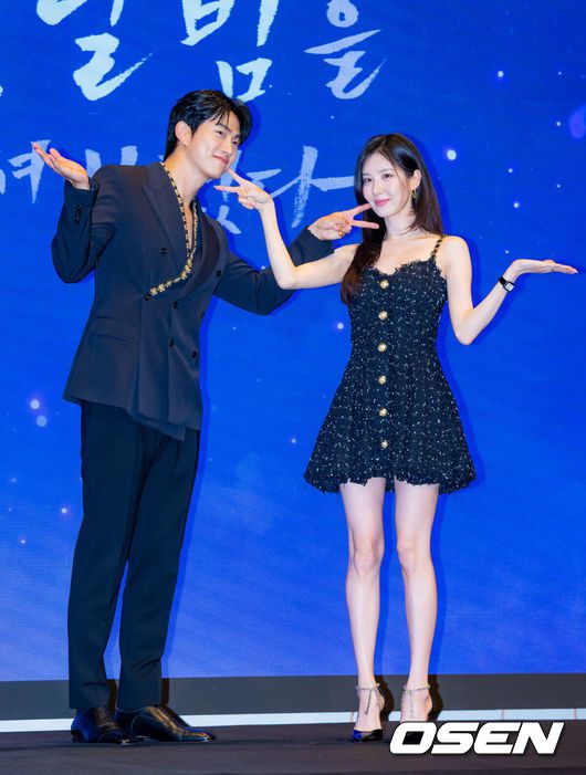 [OSEN=민경훈 기자]  11일 오후 서울 신도림 디큐브시티 내 더 세인트에서 KBS 2TV 새 수목드라마 '남주의 첫날밤을 가져버렸다'(극본 전선영, 연출 이웅희) 제작발표회가 진행됐다.가수 겸 배우 서현과 옥택연의 만남으로 화제를 모은 이 작품은 평범한 여대생의 영혼이 깃든 로맨스 소설 속 병풍 단역이 소설 최강 집착남주와 하룻밤을 보내며 펼쳐지는 로맨스 판타지다. 동명의 웹소설을 원작으로 한다.배우 옥택연과 서현이 무대 위에서 포즈를 취하고 있다. 2025.06.11 / rumi@osen.co.kr