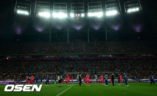 [OSEN=서울월드컵경기장, 조은정 기자]서울월드컵경기장이 화려한 골 폭죽으로 물들었다. 홍명보호가 월드컵 예선 마지막 경기에서 팬들에게 시원한 대승을 선물했다.홍명보 감독이 이끄는 대한민국 축구대표팀은 10일 오후 8시 서울월드컵경기장에서 열린 2026 국제축구연맹(FIFA) 북중미 월드컵 아시아 3차 예선 조별리그 B조 10차전 최종전에서 쿠웨이트를 4-0으로 격파했다.선수단이 관중들을 향해 인사를 하고 있다. 2025.06.10 /cej@osen.co.kr