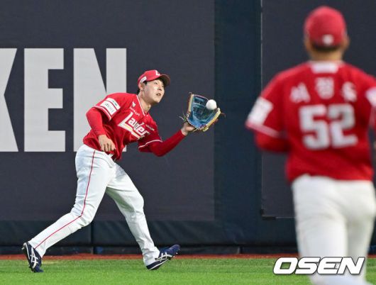 [OSEN=수원, 김성락 기자] 8일 오후 수원 KT위즈파크에서 ‘2025 신한 SOL Bank KBO리그’ KT 위즈와 SSG 랜더스의 경기가 열렸다.이날 홈팀 KT는 선발투수로 쿠에바스, 방문팀 SSG는 박기호를 내세웠다. 9회말 1사 SSG 우익수 김성욱이 KT 김상수의 외야플라이 타구를 잡아내고 있다. 2025.06.08 / ksl0919@osen.co.kr