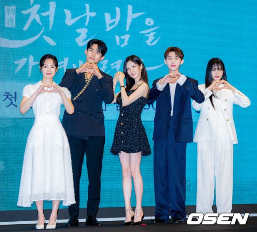 [OSEN=민경훈 기자]  11일 오후 서울 신도림 디큐브시티 내 더 세인트에서 KBS 2TV 새 수목드라마 '남주의 첫날밤을 가져버렸다'(극본 전선영, 연출 이웅희) 제작발표회가 진행됐다.가수 겸 배우 서현과 옥택연의 만남으로 화제를 모은 이 작품은 평범한 여대생의 영혼이 깃든 로맨스 소설 속 병풍 단역이 소설 최강 집착남주와 하룻밤을 보내며 펼쳐지는 로맨스 판타지다. 동명의 웹소설을 원작으로 한다.배우 권한솔, 옥택연, 서현, 옥택연, 서범준, 지혜원이 포즈를 취하고 있다. 2025.06.11 / rumi@osen.co.kr