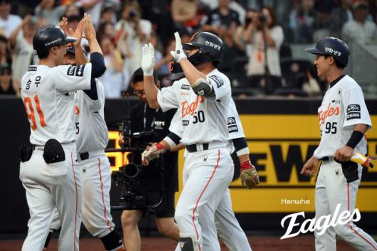 한화 이원석이 11일 대전 두산전 2회 만루 홈런을 터뜨린 뒤 동료들과 기뻐하고 있다. /한화 이글스 제공