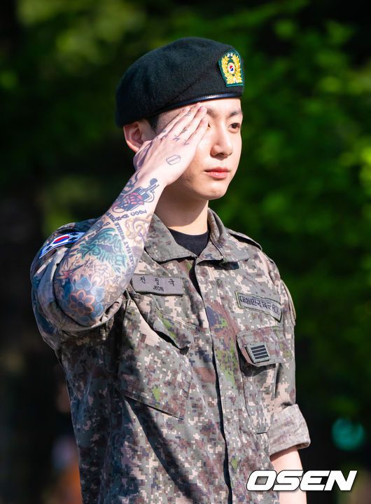 [OSEN=연천, 박준형 기자] 그룹 방탄소년단(BTS)의 지민과 정국이 11일 1년 6개월 간의 군 복무를 마치고 전역했다.지민과 정국은 지난 2023년 12월 육군 현역으로 동반입대해 육군 5사단 포병여단에서 복무해왔다. 팀의 맏형 진은 작년 6월, 제이홉은 작년 10월,RM과 뷔는 전날 각각 전투복을 벗었다. 슈가는 21일 소집해제를 앞두고 있다. BTS 정국이 거수경례를 하고 있다. 2026.06.11 / soul1014@osen.co.kr