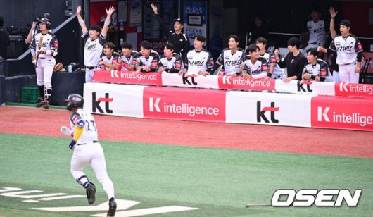 [OSEN=수원, 조은정 기자]12일 오후 수원 KT위즈파크에서 ‘2025 신한 SOL Bank KBO리그’ KT 위즈와 롯데 자이언츠의 경기가 열렸다.이날 홈팀 KT의 선발투수는 소형준, 방문팀 롯데는 김진욱이 나선다.1회말 1사 1루 KT 안현민이 좌월 선제 투런포를 날리고 있다. 2025.06.12 /cej@osen.co.kr