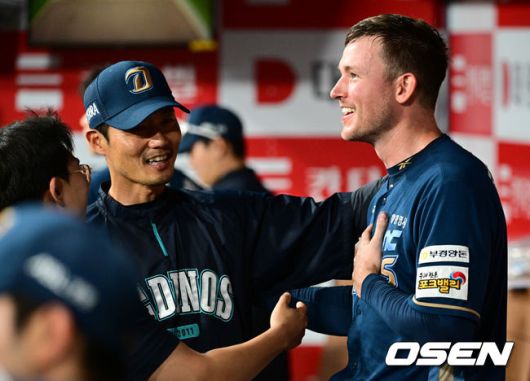 [OSEN=고척, 조은정 기자]11일 오후 서울 고척스카이돔에서 2025 신한 SOL Bank KBO리그 키움 히어로즈와 NC 다이노스의 경기가 열렸다.키움은 하영민, NC는 라일리를 선발 투수로 내세웠다.NC 선발 라일리가 7회까지 무실점으로 15개의 삼진을 잡아낸 뒤 더그아웃에서 동료들과 기뻐하고 있다. NC 다이노스 구단 역대 한 경기 최다 탈삼진 기록. 2025.06.11 /cej@osen.co.kr