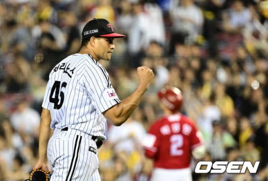 [OSEN=잠실, 지형준 기자] 12일 오후 서울 잠실구장에서 ‘2025 신한 SOL Bank KBO리그’ LG 트윈스와 SSG 랜더스의 경기가 열렸다.LG는 치리노스, SSG는 전영준을 선발로 내세웠다5회초 2사 2루에서 LG 치리노스가 SSG 박성한을 유격수 땅볼로 처리하며 기뻐하고 있다. 2025.06.12 /jpnews@osen.co.kr