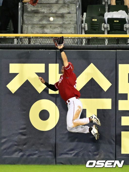 [OSEN=잠실, 지형준 기자] 12일 오후 서울 잠실구장에서 ‘2025 신한 SOL Bank KBO리그’ LG 트윈스와 SSG 랜더스의 경기가 열렸다.LG는 치리노스, SSG는 전영준을 선발로 내세웠다5회말 2사 1,3루에서 SSG 한유섬이 LG 박동원의 역전 2타점 적시 2루타에 점프 캐치를 시도했지만 놓치고 있다. 2025.06.12 /jpnews@osen.co.kr