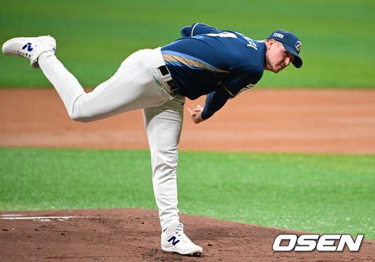 [OSEN=고척, 조은정 기자]11일 오후 서울 고척스카이돔에서 2025 신한 SOL Bank KBO리그 키움 히어로즈와 NC 다이노스의 경기가 열렸다.키움은 하영민, NC는 라일리를 선발 투수로 내세웠다.1회말 NC 선발 라일리가 역투하고 있다. 2025.06.11 /cej@osen.co.kr