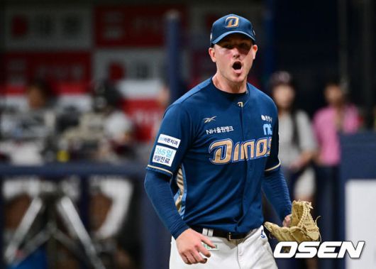 [OSEN=고척, 조은정 기자]11일 오후 서울 고척스카이돔에서 2025 신한 SOL Bank KBO리그 키움 히어로즈와 NC 다이노스의 경기가 열렸다.키움은 하영민, NC는 라일리를 선발 투수로 내세웠다.6회말 2사 1,2루 NC 선발 라일리가 키움 최주환에게 외야 뜬공을 유도하며 이닝을 마친 뒤 안도하고 있다. 2025.06.11 /cej@osen.co.kr