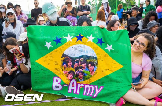 눈물 보이는 아미들