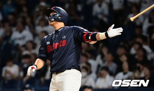 [OSEN=창원, 이석우 기자] 13일 창원 NC파크에서 2023 신한은행 SOL KBO리그 NC 다이노스와 롯데 자이언츠의 경기가 열렸다. 롯데 자이언츠 한동희가 9회초 좌월 솔로 홈런을 치고 있다.  2023.07.13 / foto0307@osen.co.kr