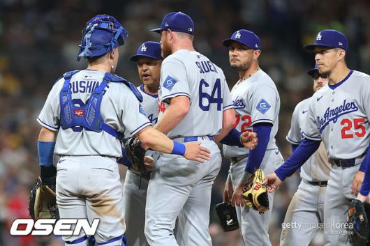 [사진] LA 다저스 데이브 로버츠 감독이 맷 사우어를 교체하고 있다. ⓒGettyimages(무단전재 및 재배포 금지)