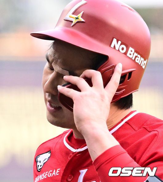 [OSEN=잠실, 지형준 기자] 12일 오후 서울 잠실구장에서 ‘2025 신한 SOL Bank KBO리그’ LG 트윈스와 SSG 랜더스의 경기가 열렸다.LG는 치리노스, SSG는 전영준을 선발로 내세웠다1회초 2사에서 SSG 최정이 3루수 땅볼로 물러나며 아쉬워하고 있다. 2025.06.12 /jpnews@osen.co.kr