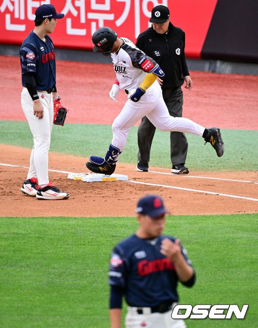 [OSEN=수원, 조은정 기자]12일 오후 수원 KT위즈파크에서 ‘2025 신한 SOL Bank KBO리그’ KT 위즈와 롯데 자이언츠의 경기가 열렸다.이날 홈팀 KT의 선발투수는 소형준, 방문팀 롯데는 김진욱이 나선다.1회말 1사 1루 KT 안현민이 좌월 선제 투런포를 날리고 있다. 2025.06.12 /cej@osen.co.kr