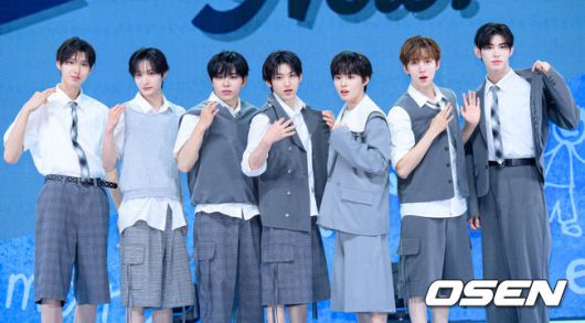 [OSEN=이대선 기자] 26일 오후 서울 광진구 예스24 라이브홀에서 JYP엔터테인먼트 차세대 보이그룹 킥플립(KickFlip) 미니 2집 'Kick Out, Flip Now!'(킥 아웃, 플립 나우!) 쇼케이스가 열렸다.킥플립은 1월 20일 데뷔 앨범 'Flip it, Kick it!'(플립 잇, 킥 잇!) 및 타이틀곡 'Mama Said (뭐가 되려고?)'(마마 세드) 이후 4개월 만에 초고속 컴백을 맞이한다. 신곡 'FREEZE'는 90년대 감성의 기타 리프 위 글리치합, 하이퍼팝 신스를 현대적으로 결합한 하이브리드 팝 펑크 기반의 댄스곡이다. 우리만의 비밀 아지트를 향해 질주하는 킥플립의 유쾌한 반항을 그렸다.그룹 킥플립이 포토타임을 가지고 있다. 2025.05.26 /sunday@osen.co.kr