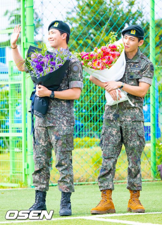 이별 순간에도 끊이지 않는 미소